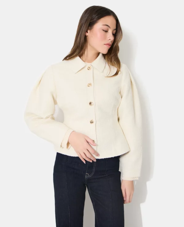 veste élégante beige boutonnée
